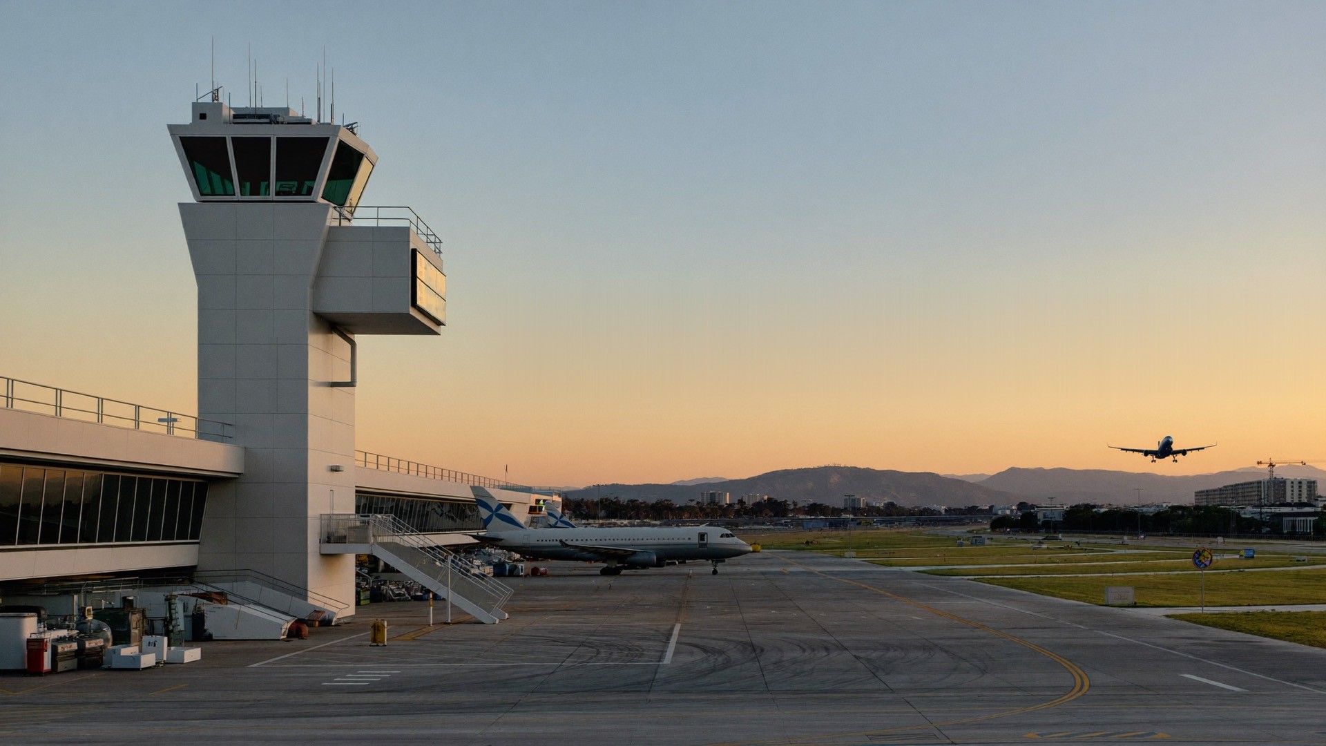 Torre de control y terminal al atardecer